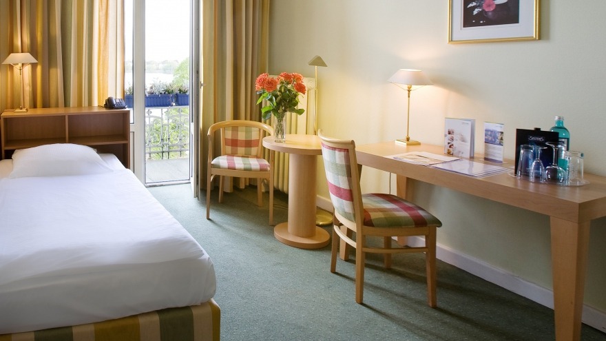 Standard Einzelzimmer mit Alsterblick Einzelzimmer im relexa hotel Bellevue in Hamburg mit Blick auf die Alster